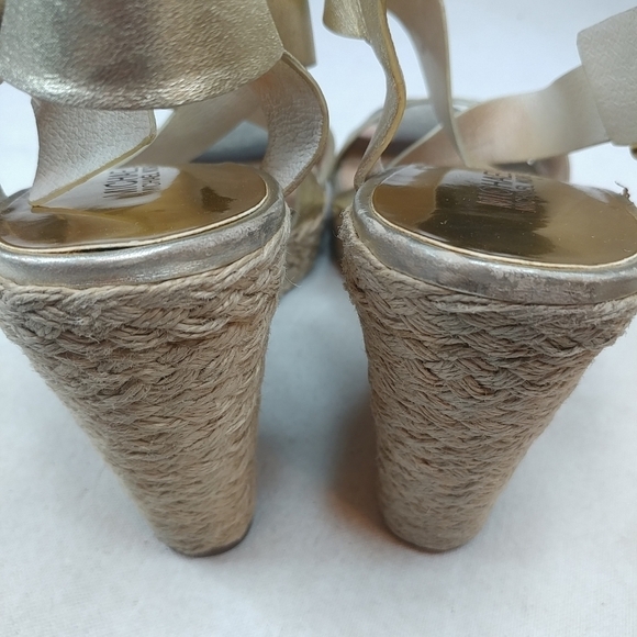 Michael Kors Womens Shoes Size 9.5 Gold Leather Es - Picture 6 of 7